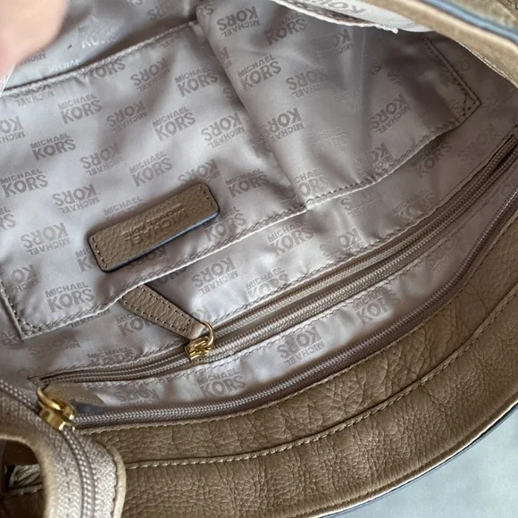 Michael Kors HALLIE Large Convertible Shoulder Bag - Picture 7 of 11